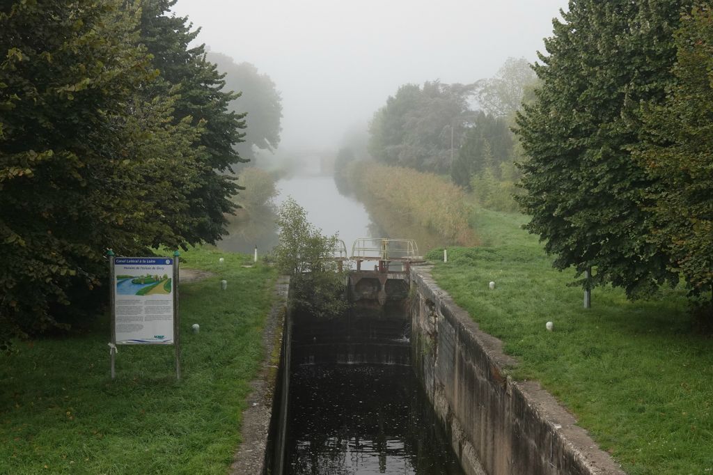 Le chemin passe au-dessus de l'écluse de Givry et du canal latéral à la Loire 